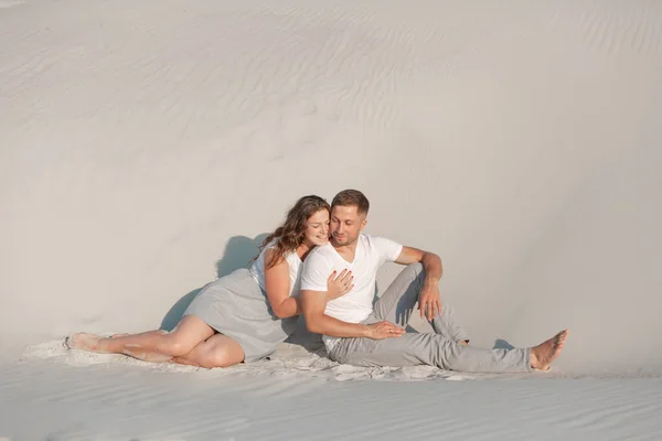 Romantisch Paar Zitten Wit Zand Knuffels Woestijn — Stockfoto