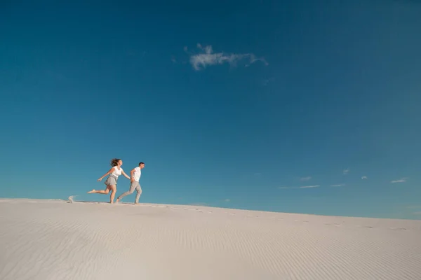 Coppia Romantica Innamorata Che Corre Sabbia Bianca Nel Deserto — Foto Stock