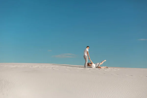 Coppia Romantica Innamorata Sulla Sabbia Bianca Nel Deserto Ragazzo Aiuta — Foto Stock