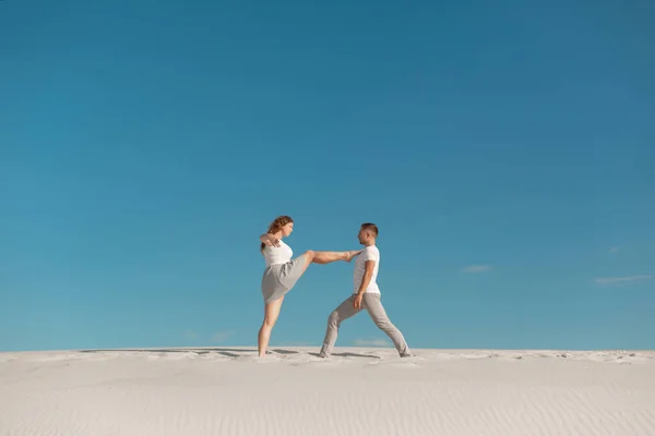 Coppia Romantica Che Balla Nel Deserto Sabbia Sullo Sfondo Blu — Foto Stock