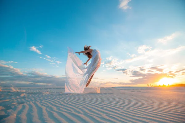 Una Ragazza Abito Bianco Vola Balla Posa Nel Deserto Sabbia — Foto Stock