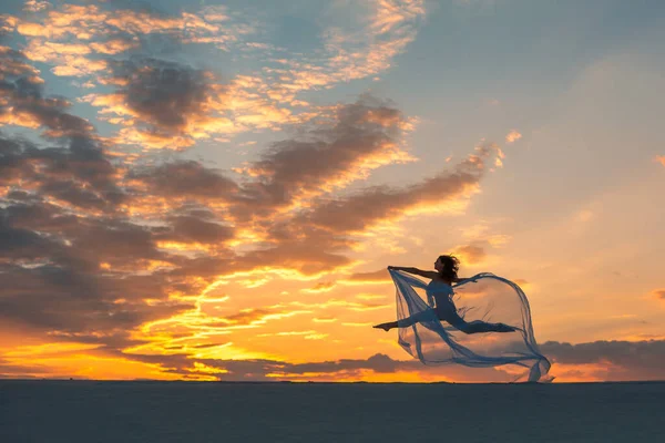 Девушка Белом Платье Мухи Танцует Позирует Песчаной Пустыне Закате — стоковое фото