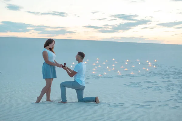 Cara Faz Menina Uma Proposta Casamento Dobrando Joelho Enquanto Estava — Fotografia de Stock