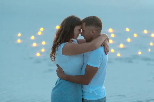 Pareja Enamorada Abrazos Románticos Desierto Arena Tarde Ambiente Romántico Arena —  Fotos de Stock