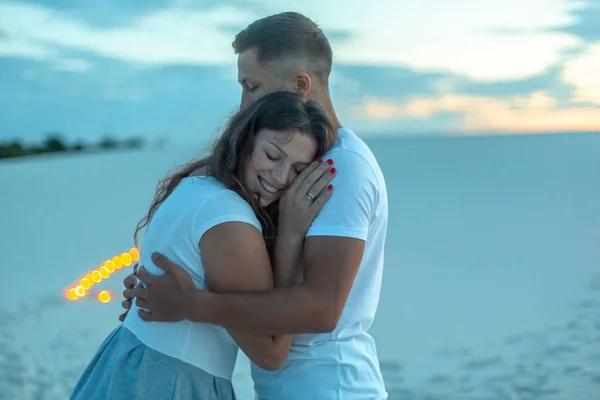 恋爱中的情侣在沙滩上拥抱浪漫 浪漫的气氛 在沙滩上燃着蜡烛 — 图库照片