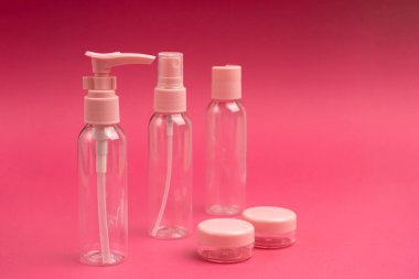 Seyahatte şampuan, krem ve kozmetik ürünleri taşımak için plastik kaplar..