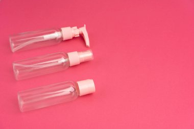 Seyahatte şampuan, krem ve kozmetik ürünleri taşımak için plastik kaplar..