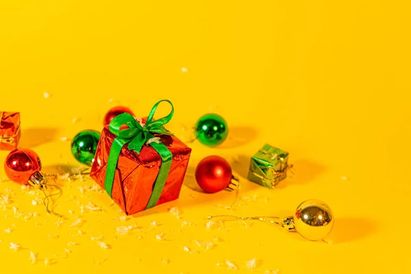 黄色の背景にクリスマスプレゼント付きのギフトボックス 新年の装飾の中で — ストック写真