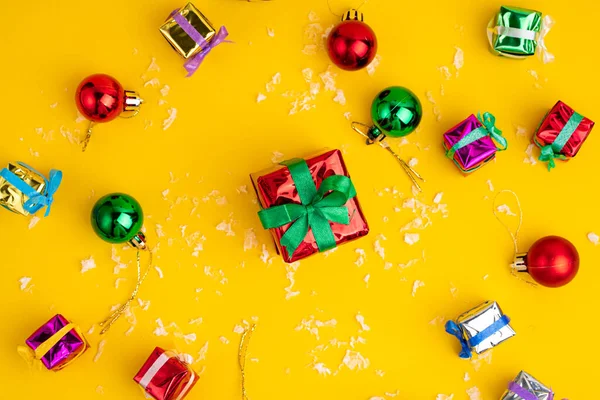 Caixa Presente Com Presente Natal Fundo Amarelo Entre Decorações Ano — Fotografia de Stock