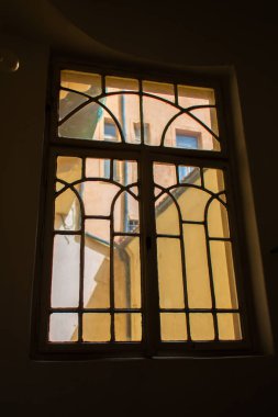 Eski Prag şehrinin mimarisi. Eski şehrin girişindeki pencereden görüntüyü al.