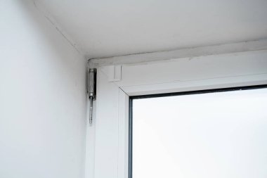 Usta, pvc pencerelerindeki lastik contaları değiştiriyor..