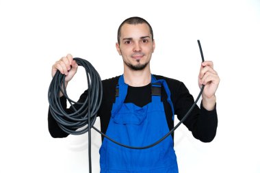 Profesyonel pencere onarımı ve montaj teknisyeni elinde pvc pencereleri için lastik conta tutuyor