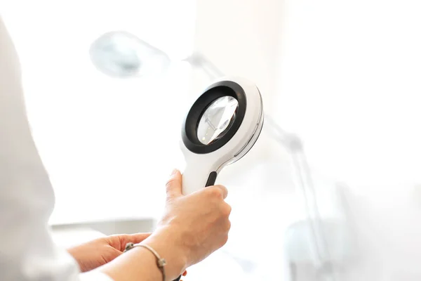 Médico Trichologist Dermatologista Segurando Uma Lupa Para Exame Paciente — Fotografia de Stock