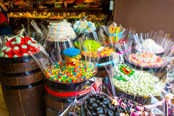 レトロなスタイルの菓子店 木樽の中でカラフルなキャンディーやお菓子 — ストック写真
