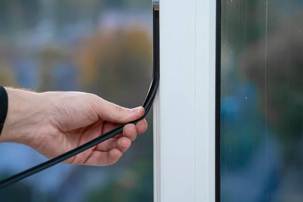 Pencerelerin onarımı ve kurulumunda profesyonel usta, pvc pencerelerindeki lastik contaları değiştirir.