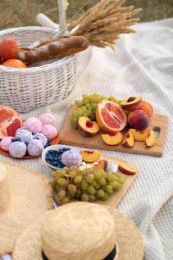 Beyaz bir battaniyede şık bir yaz pikniği