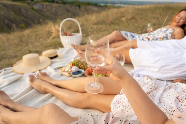 Company Female Friends Relaxing Summer Picnic Summer Rural Style Picnic — Stock Photo, Image