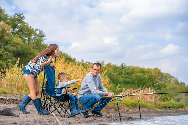 Una Familia Feliz Pasa Tiempo Juntos Que Enseñan Hijo Pescar —  Fotos de Stock