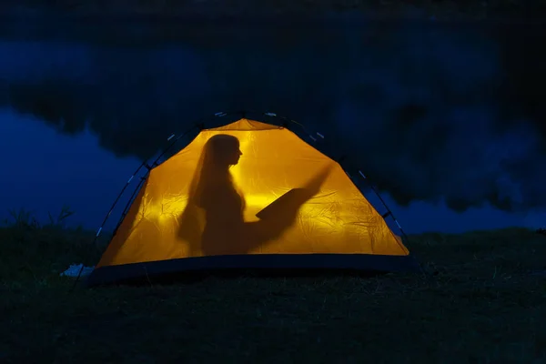 Chica Acampando Desierto Silueta Una Chica Leyendo Libro Una Tienda — Foto de Stock