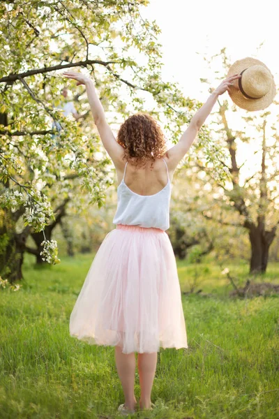 Fiatal Vonzó Göndör Hajjal Sétál Egy Zöld Virágos Kertben Tavaszi — Stock Fotó