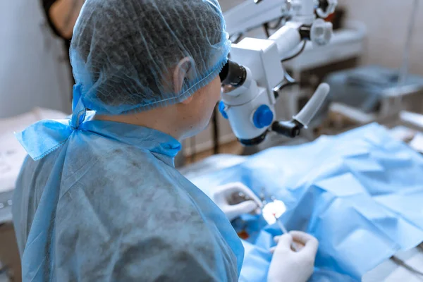 Oftalmologista Cirurgião Olhando Através Microscópio Cirúrgico Fazendo Operação Difícil — Fotografia de Stock