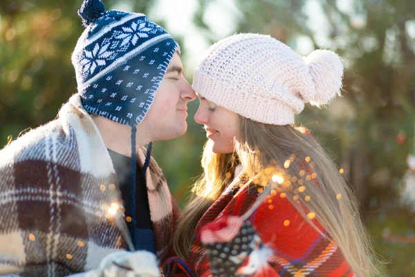 Casal Amoroso Beijos Xadrez Quentes Segurando Sparklers Suas Mãos Conheça — Fotografia de Stock