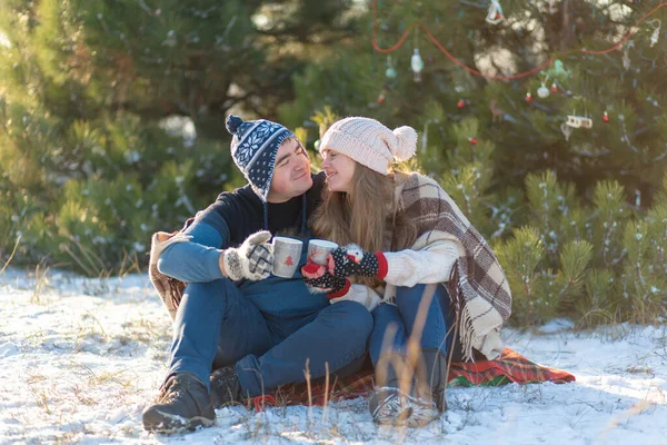 Szerelmespár Egy Forró Italt Iszik Mályvacukorral Télen Erdőben Ülnek Meleg — Stock Fotó