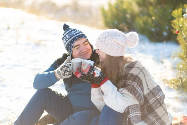 Junge Verliebte Paare Trinken Ein Heißgetränk Mit Marshmallows Sitzen Winter — Stockfoto