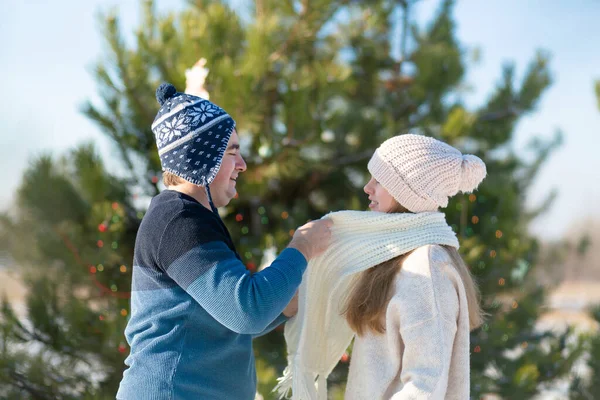 Mann Hüllt Ein Mädchen Einen Warmen Weißen Schal Während Durch — Stockfoto