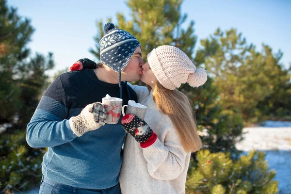 Cara Com Garota Anda Beija Floresta Inverno Com Uma Caneca — Fotografia de Stock