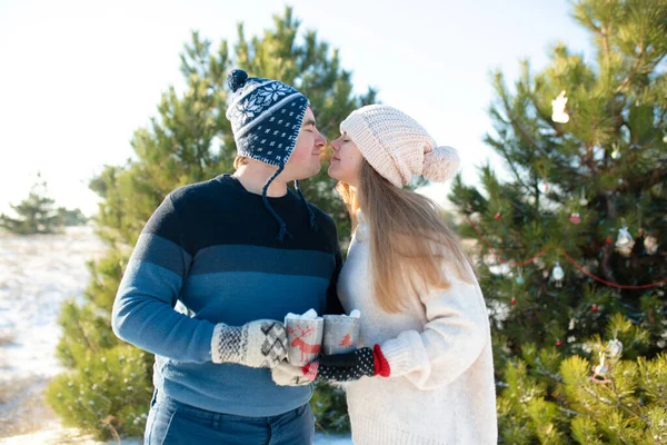 Cara Com Garota Anda Beija Floresta Inverno Com Uma Caneca — Fotografia de Stock