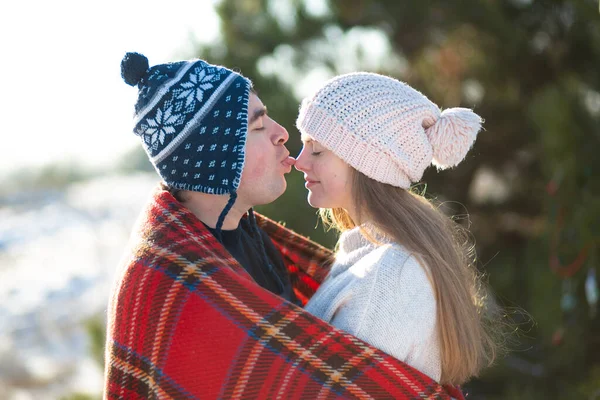 Caminhada Inverno Pela Floresta Cara Com Garota Beijou Embrulhado Uma — Fotografia de Stock