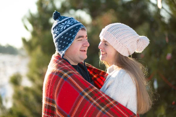 Winterspaziergang Durch Den Wald Der Typ Der Roten Karierten Decke — Stockfoto