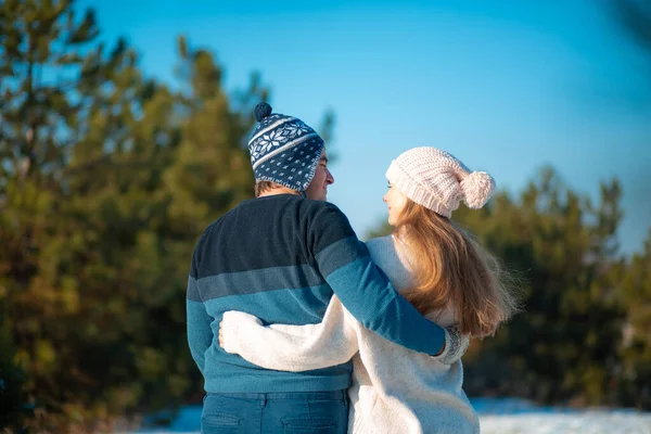 Winterspaziergang Durch Den Wald Rückseite Ein Mann Mit Einem Mädchen — Stockfoto