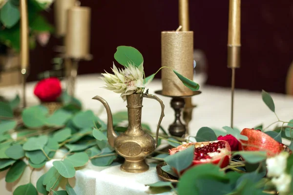 Feestelijk Versierde Bankettafel Het Restaurant Verse Bloemen Zijn Gouden Kaarsen — Stockfoto