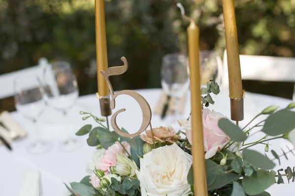 Bruiloft Tafel Decoratie Versierd Met Verse Bloemen Een Messing Vaas — Stockfoto