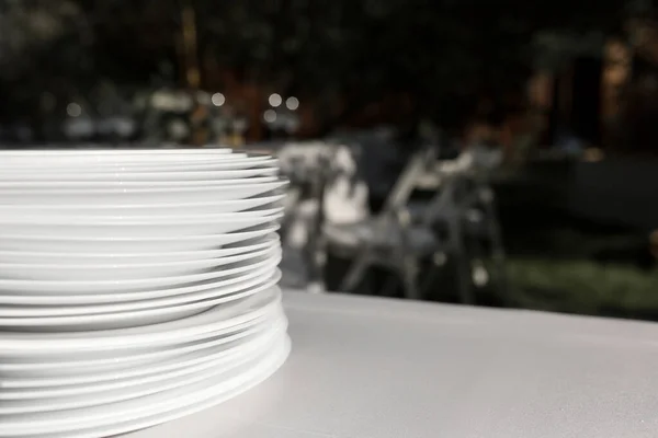 Ein Stapel Sauberer Weißer Teller Steht Auf Einem Tisch Mit — Stockfoto