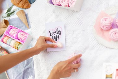 Tatlıların yerleşimi pembe kız tarzında.