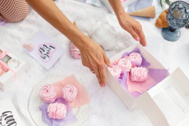 Tatlıların yerleşimi pembe kız tarzında.