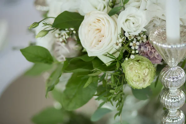 Mesa Bodas Está Decorada Con Flores Frescas Velas Blancas Floristería —  Fotos de Stock