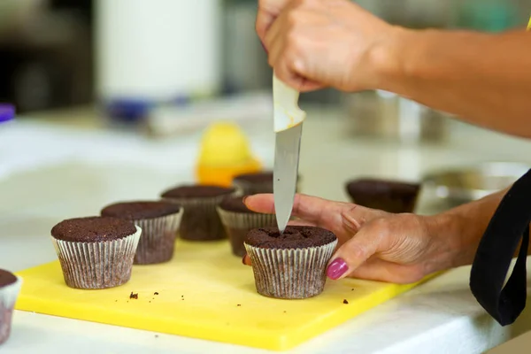 Proceso Hacer Cupcakes Chocolate Con Crema Dulce Creación Pasteles Por — Foto de Stock