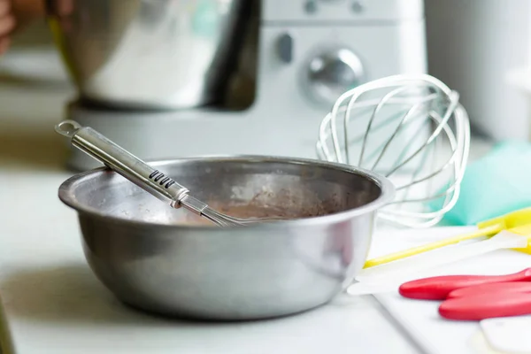 Mujer Pastelera Profesional Prepara Masa Chocolate — Foto de Stock