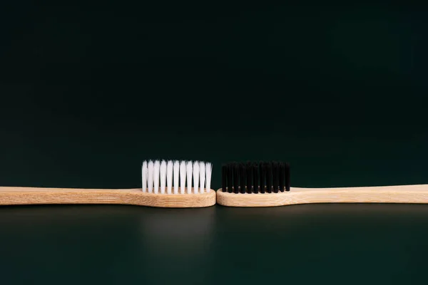 Δύο Οικολογικές Αντιβακτηριδιακές Ξύλινες Οδοντόβουρτσες Μπαμπού Λευκές Και Μαύρες Τρίχες — Φωτογραφία Αρχείου