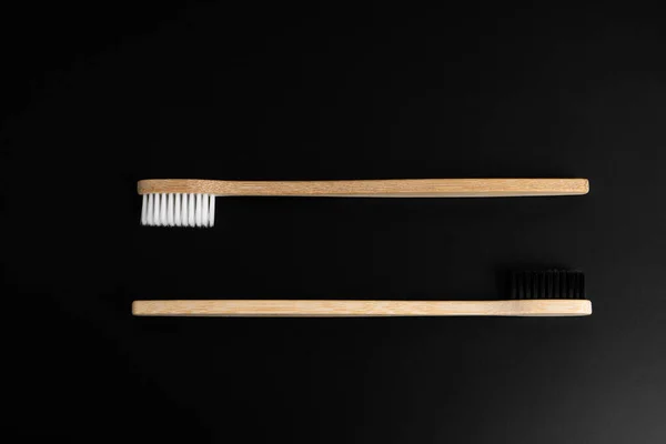 Δύο Οικολογικές Αντιβακτηριδιακές Ξύλινες Οδοντόβουρτσες Μπαμπού Λευκές Και Μαύρες Τρίχες — Φωτογραφία Αρχείου