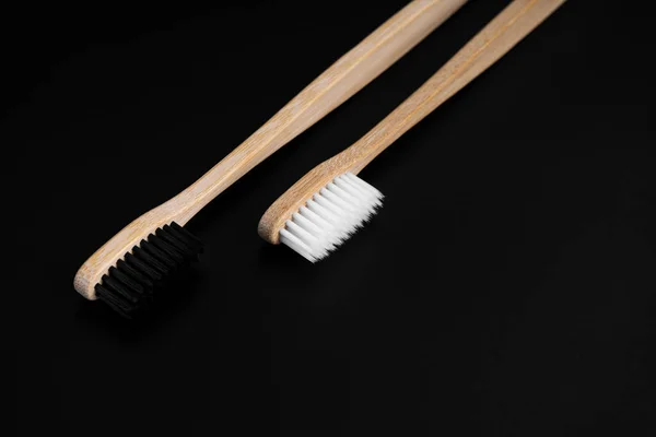 Zwei Umweltfreundliche Antibakterielle Bambusholz Zahnbürsten Mit Weißen Und Schwarzen Borsten — Stockfoto