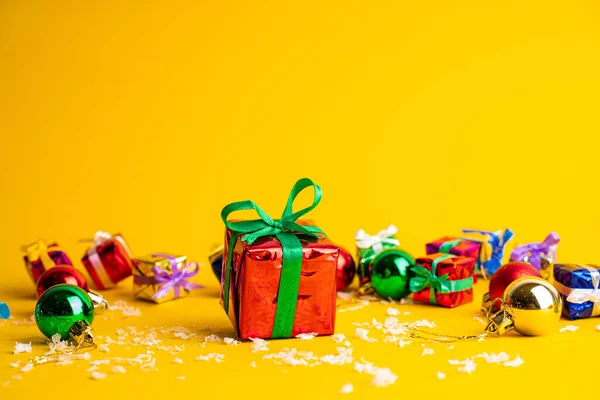 Caixa Presente Com Presente Natal Fundo Amarelo Entre Decorações Ano — Fotografia de Stock