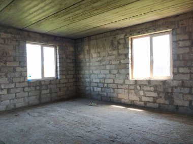 Tuğladan yapılmış bir konut binasının içerisi..