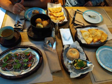 Bir kafede öğle yemeği. Yemek ve içecekle masayı seyredelim. Özbek mutfağı.