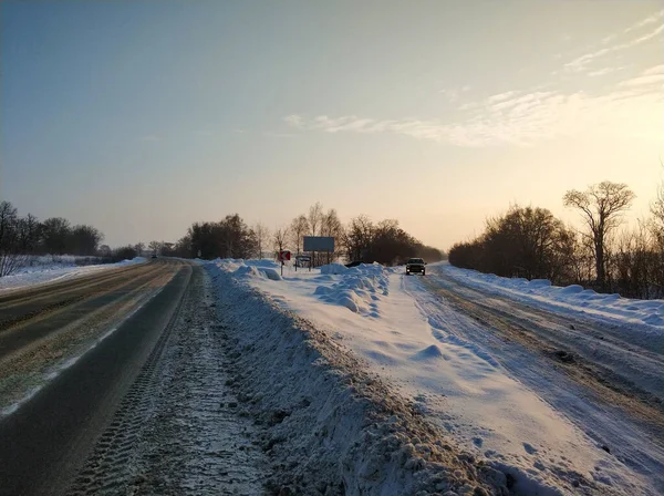 Paisagem Inverno Uma Estrada Coberta Neve Branca Carro Está Dirigindo — Fotografia de Stock