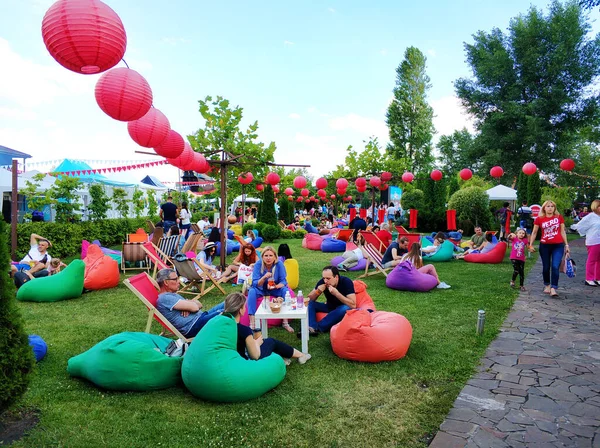 Świętowanie Zielonym Parku Letni Piknik Tłum Ludzi Odpoczywa Parku Dniepru — Zdjęcie stockowe